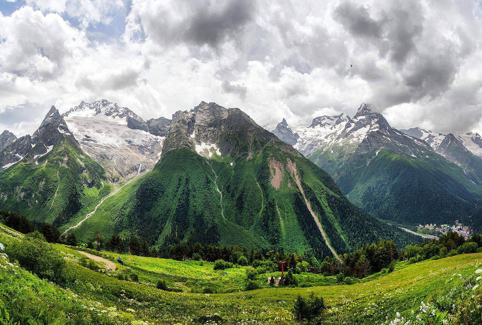Explore the Majestic Caucasus Mountains: A Must-Visit Natural Wonder