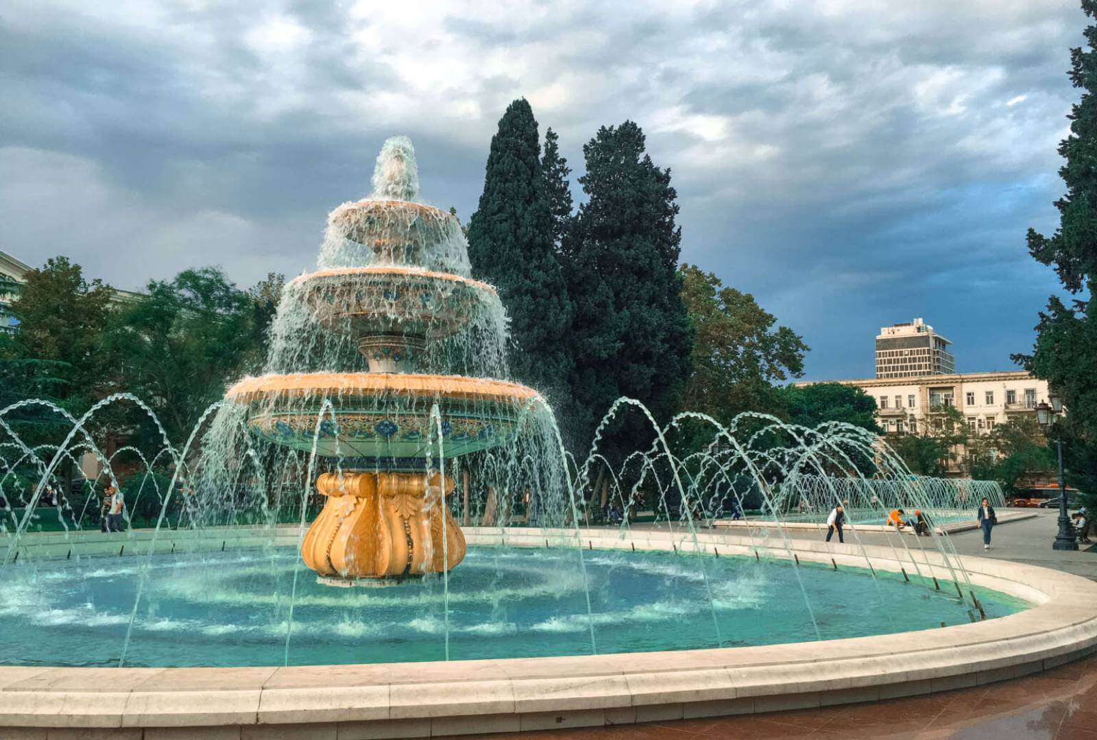 Discover the Charm of Fountain Square – The Heart of Baku