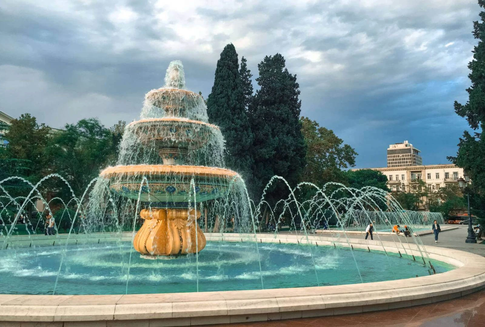 Discover the Charm of Fountain Square – The Heart of Baku