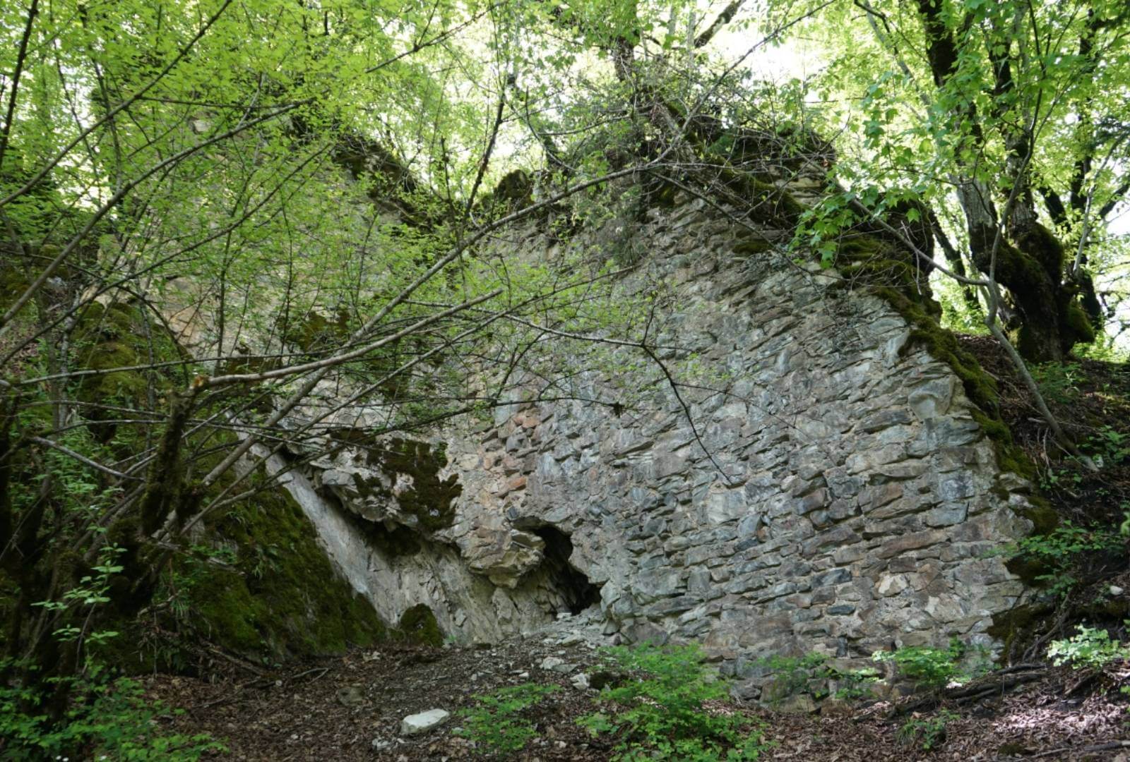Explore the History and Beauty of Gelersen Gorersen Fortress in Sheki